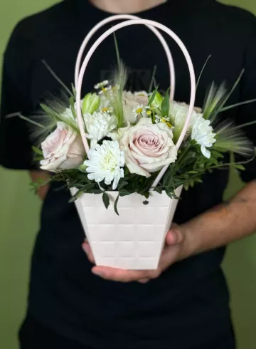 Композиция в сумочке &laquo;Летняя симфония&raquo; от интернет-магазина цветов в 