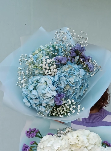 Сборный воздушный букет с гортензией  от интернет-магазина цветов в 