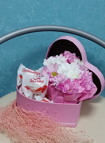 Сердечко с Рафаэло и цветами от интернет-магазина цветов в 