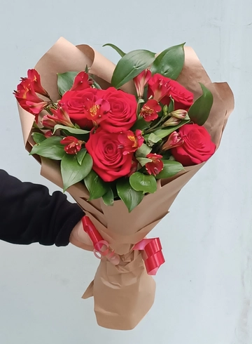 Букет из красной розы и альстромерии  от интернет-магазина цветов в 