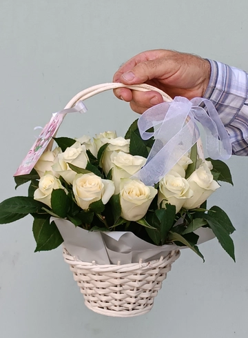Корзинка с белыми розами от интернет-магазина цветов в 