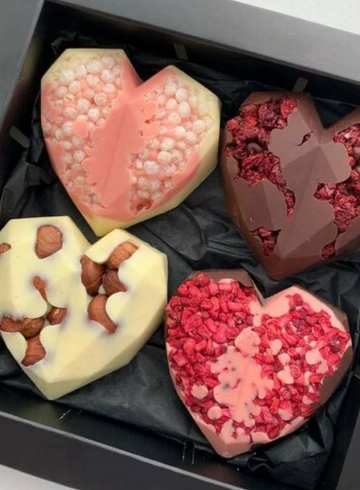 Шоколадные сердца, 4 шт. (наполнение любое) от интернет-магазина цветов в 