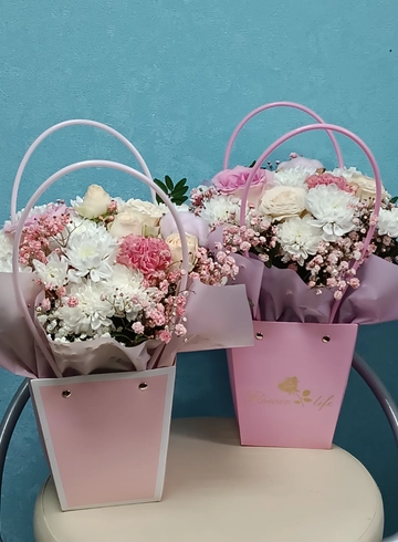 Композиция в сумочке «Розовая нежность» от интернет-магазина цветов в 