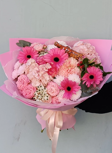 Сборный букет цветов с герберой и гортензией  от интернет-магазина цветов в 