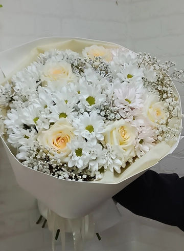 Круглый букет из кустовых хризантем и роз от интернет-магазина цветов в 