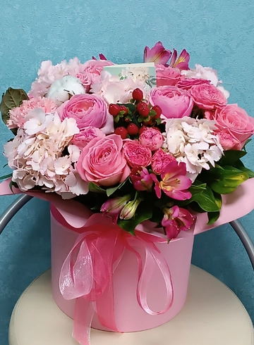 Композиция с гортензиями и розами от интернет-магазина цветов в 