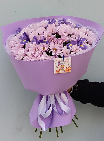 Букет из кустовой хризантемы и ирисов от интернет-магазина цветов в 