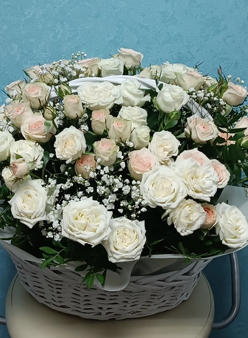 Корзинка с кустовыми розами от интернет-магазина цветов в 