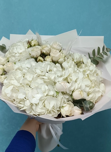 Букет из белоснежных гортензий и кустовых роз от интернет-магазина цветов в 