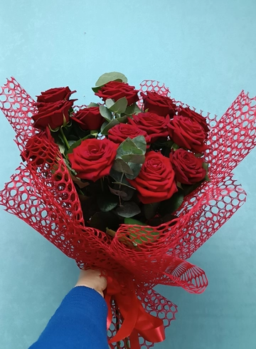 Букет из 13 красных роз с эвкалиптом от интернет-магазина цветов в 