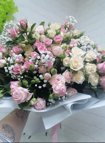 Микс кустовых роз и гипсофилы от интернет-магазина цветов в 