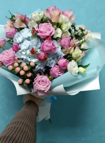 Сборный букет с гортензией, кустовыми розами и эустомой от интернет-магазина цветов в 