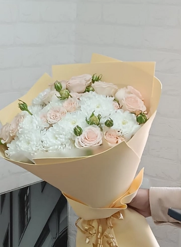 Микс из кустовых роз и хризантемы от интернет-магазина цветов в 