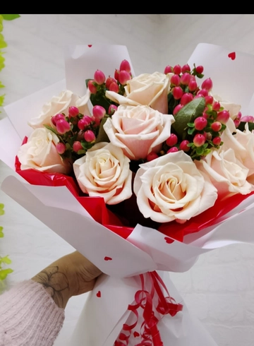 Букет из роз и гиперикума от интернет-магазина цветов в 