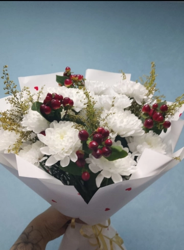 Букет хризантемы с зеленью от интернет-магазина цветов в 